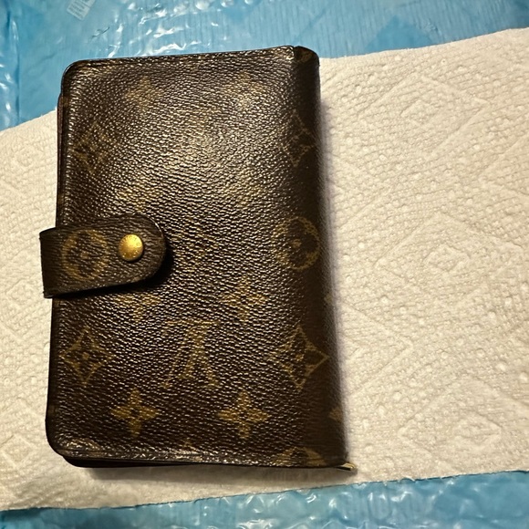 Used LV compact wallet
Authentic
Used but still lots of life in it - Picture 6 of 11